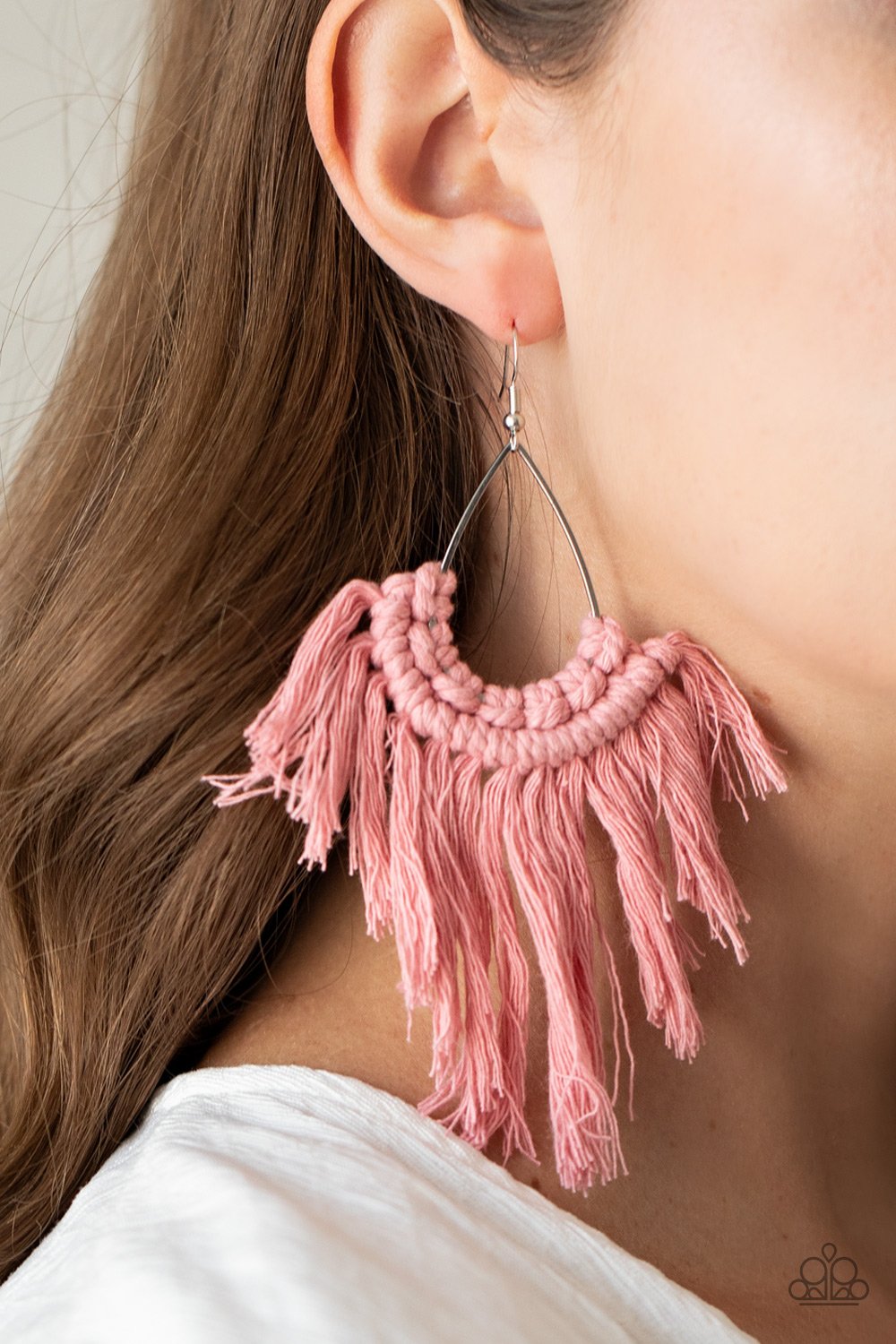 Wanna Piece of Macrame pink earring