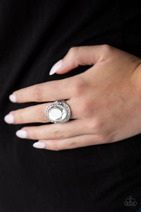 Queen Scene White Ring