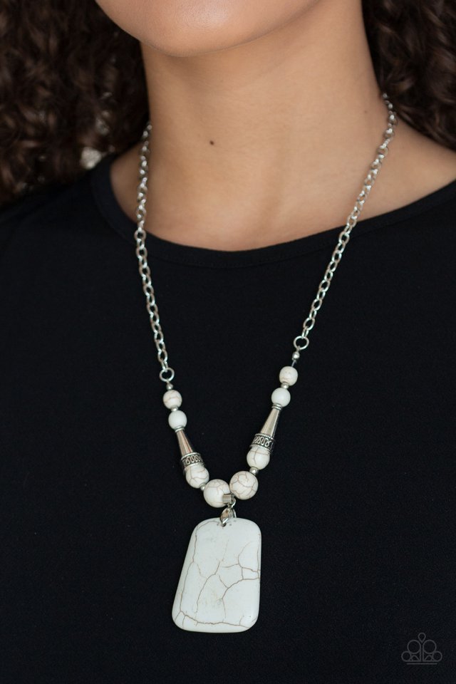 Sandstone Oasis white necklace