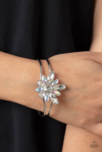 Load image into Gallery viewer, Chic Corsage - White-bracelet
