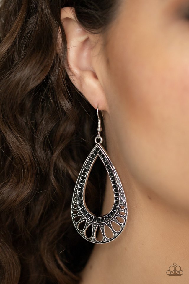 Royal Finesse Black earring